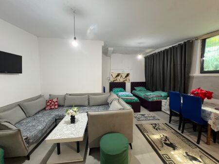 For rent Gazoniere in Ali Dem Area: 50m2 Floor: 1 (separate entrance) Price: 35,000 leke/month