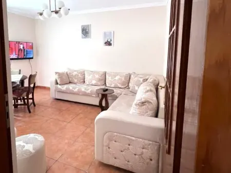 🏠 Jepet me Qira Apartament 2+1 + Aneks +Ballkon Pas Ambasadës Amerikane ne Rrugen e Elbasanit, 650 mije leke