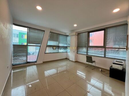 LOCALE COMMERCIALE 69 m² IN AFFITTO – PAZARI I RI