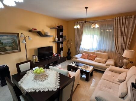 Apartament 2+1 per shitje tek Pallatet Cabej ne Misto Mame.