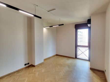 🏢 JEPET ZYRË ME QIRA – QENDËR 📍 Qendër, Tiranë 📐