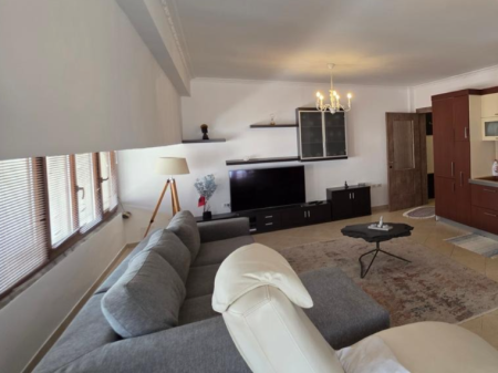 Appartamento 2+1+2+Veranda in affitto in via Myslym Shyri   