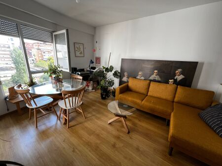 Tek 21. Kërkoj një person për të ndarë qiranë në një apartament 2+1, në rezidencën Magnet