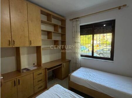 APARTAMENT 3+1 ME QIRA TEK SHKOLLA E BASHKUAR – I BOLLSHEM, KOMOD DHE IDEAL PËR FAMILJE!!