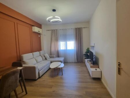 Jepet me qera apartament 1+1, Astir