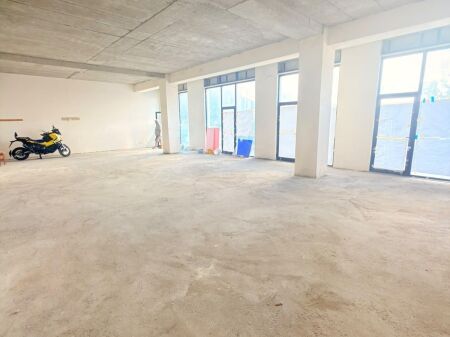JEPET ME QERA AMBIENT BIZNESI NE RRUGEN E PORTIT, DURRES
