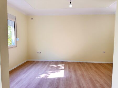 Shitet Apartament 1+1