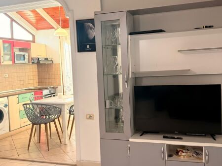 Jepet me qera Apartament i mobiluar 1+1 , Rruga Fortuzi , buze rruges kryesore 500 mije leke te vjetra