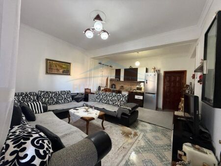 Disponiamo di un appartamento 1+1 in vendita, Via Jordan Misja, Tirana