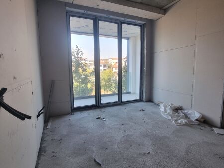 Shitet Apartament 1+1  ne Ali Dem prane Spitalit Continental   Kati 1 banim   Sip: neto 65 89 m² Sip: 75.18 m²  Perfundimi brenda 1 viti Çmimi 136.000 euro i pa diskutueshëm