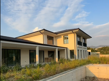 🏡 VILË PËR SHITJE – VALLES VIRIDI RESIDENCE | PRANË TEG