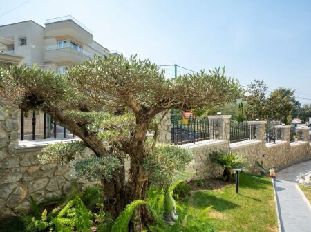 🏡 Casa privata 2+1+2 in affitto vicino al Lago Artificiale, Tirana In una delle zone più prestigiose di Tirana, vicino al Lago Artificiale e in un quartiere tranquillo ed esclusivo.