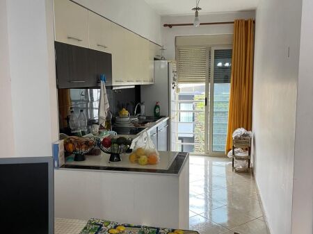 Jepet me qera Apartamenti 2+1 , Komuna Parisit rruga Medar Shtylla  600 mije leke