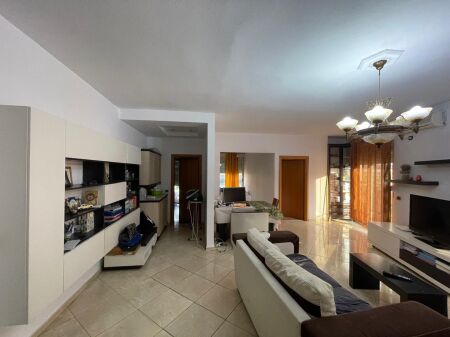 Jepet me qera Apartamenti 2+1 , Komuna Parisit rruga Medar Shtylla   600 mije leke