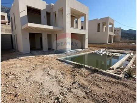 Individual Villa for Sale in San Nicolas, Palasë