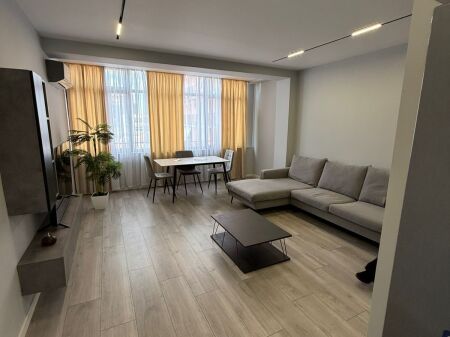Super Apartament 2+1 me qera tek 21 Dhjetori (750 Euro)