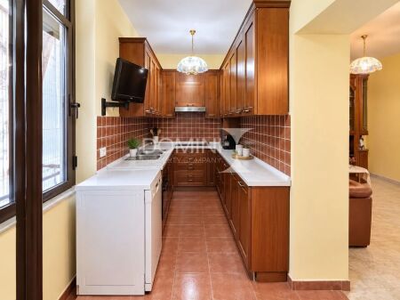 Shitet apartament 2+1 tek Rruga Ali Visha , Rruga Ali Demi ! 171 milione leke !