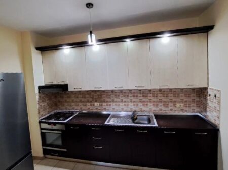 Jepet me qera apartament 2+1 pranë Tregut të Ri Elektrik