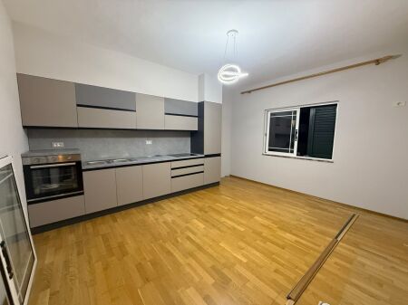 Apartment 2+1 for rent at Komuna e Parisit, near Ola Fast! 80,000 Leke!