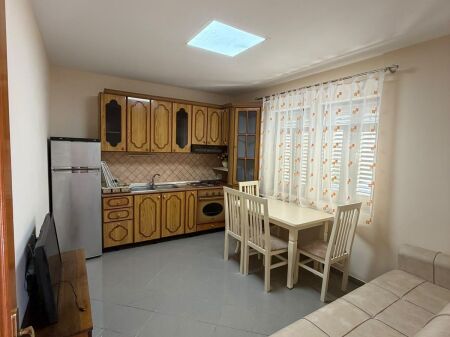 Offriamo in affitto il primo piano di una casa privata + parcheggio sopra il Complesso Grand (fine della strada Bajram Allaraj)
