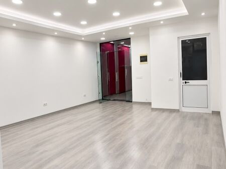 JEPET ME QIRA AMBIENT BIZNESI 40 M2 "ISH EKSPOZITA" 60.000 LEKE
