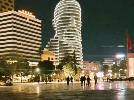 🌟 SHITET APARTAMENT 1+1 ME BALLKON – TIRANA’S ROCK 📍 Sheshi Skënderbej