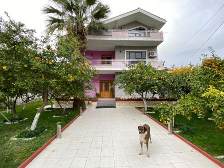 Jepet vile 3 kateshe me oborr me qira tek Spitali Hygeia , Casa Italia  ! 3500 Euro.m2 !
