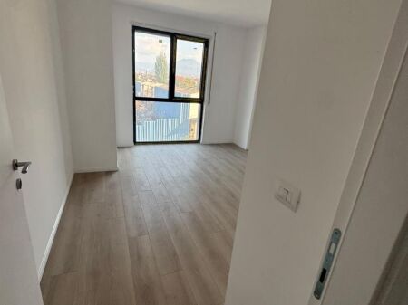 🏠 Shitet Apartament te Ish-Dogana  📍 Adresa: Ish-Dogana