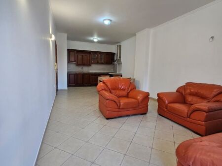 Shitet apartament 1+1 Rr. E Kavajes perballe Delijorgjit