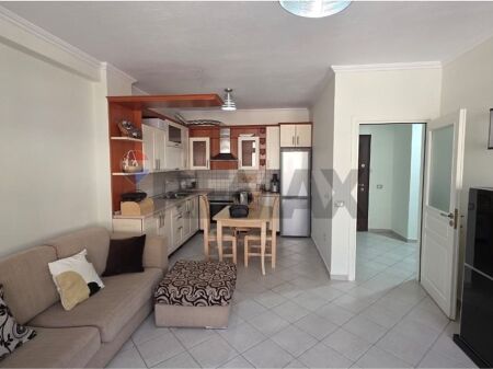 Apartament - Për Qira - Komuna e Parisit, Tiranë