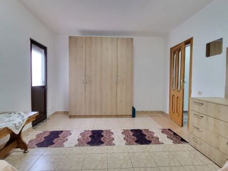 Jepet apartament me qera 2+1 te sheshi Willson