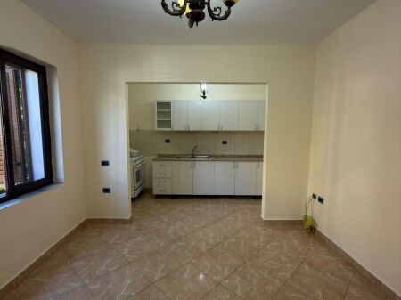 Locale commerciale in affitto, 3+1 per 80.000 lek