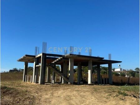 OBJECT IN CARPENTRY PHASE 400 m² LAND FOR SALE - Lalzi Bay