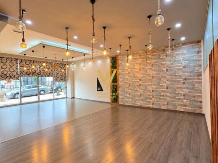 JEPET AMBIENT BIZNESI 85 M2 ME QIRA NE KAMEZ 55.000 LEKE