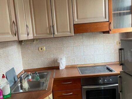 Jepet me qera Apartamenti 2+1 , Tregu Elektrik prane Shkolles Mihal Grameno 600 mije leke te vjetra