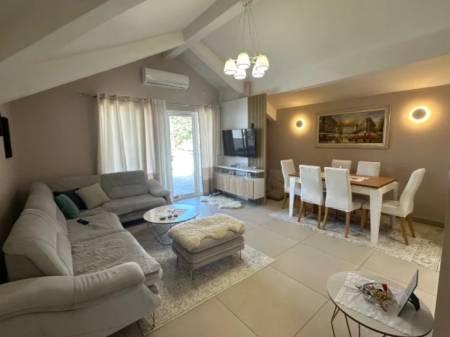 JEPET ME QIRA APARTAMENT 2+1 ME VERANDË | XHAMLLIK