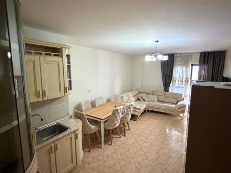 Tek NSHRAK/Prane 21-Dhjetorit, jepet me qera apartament 2+1.