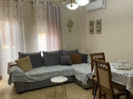 Affittasi appartamento 1+1 vicino all'Ospedale Qsut, vicino a Pediatria, Xhamlliku, Oxhaku, Kinostudio, Porcelan, Via Bardhyl, Via e Dibres.