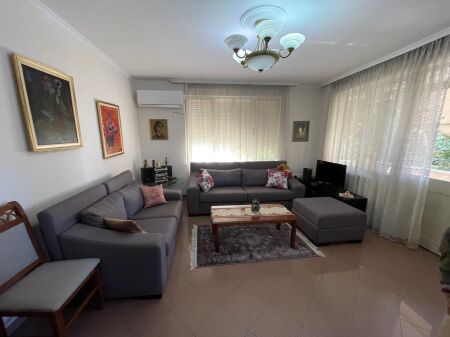 Prane Stadiumit Dinamo, Jepet me qera apartament 2+1.