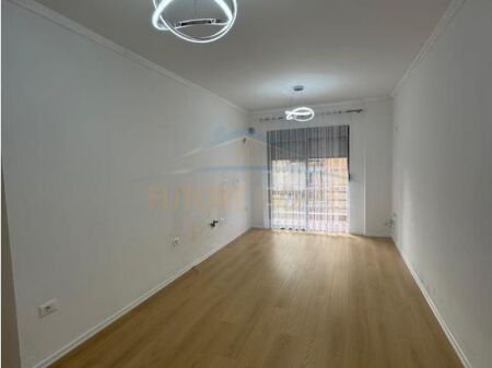 Shitet, Apartament 2+1+2, Fresk