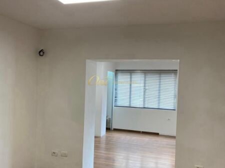 MYSLYM SHYRI AMBIENTE UFFICIO IN AFFITTO
