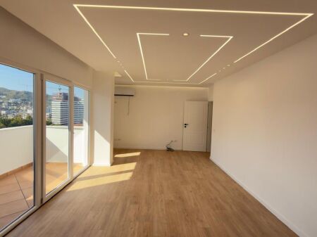 Appartamento 2+1+2 in vendita a 21 Dhjetori