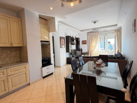 🏠 Apartament 2+1+2 ballkone per Qira prane Muzeumit të Dëshmorëve, Durrës.