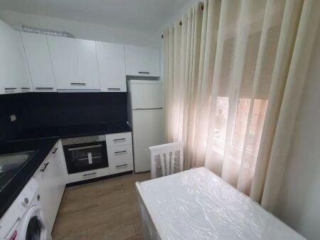 Rruga e Durresit/Colosseu, jepet me qera apartament 1+1.