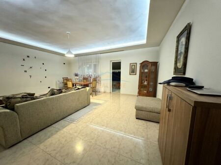Qera, Apartament 2+1+Verandë, Pazari i Ri, Tiranë