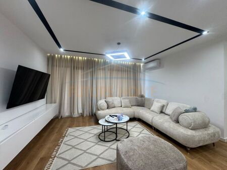 Shitet,Apartament 2+1+2,Bulevardi i Ri, Tiranë.
