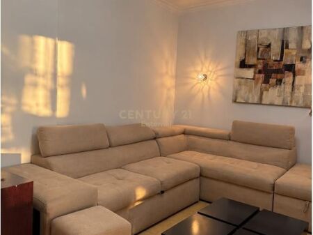 Komuna E Parisit - Jepet Me Qera 2+1 110m2 Modern Pallat Me Ashensor 900 € /Muaj 90,000 Lekë /Muaj