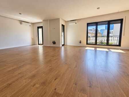 ZYRË PREMIUM ME QIRA | QENDËR – RRUGA E BARRIKADAVE