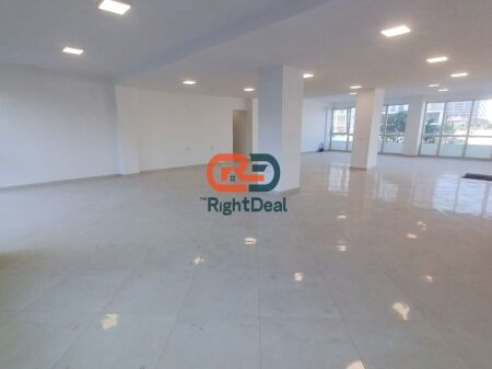 Tra il Nuovo Viale e la Via Jordan Misja, si affitta unità commerciale, ideale per investimento!!!