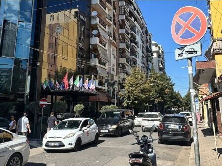 Jepet me qira dyqan 15m2 buze rruges Siri Kodra prane hotelit Black Diamond!
